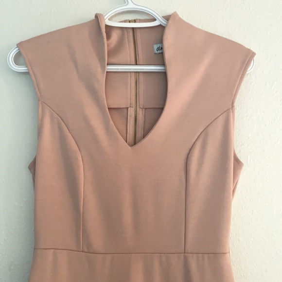 Fitted pink body con dress - Picture 3 of 4